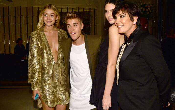Justin Bieber entouré des tops Gigi Hadid et Kendall Jenner, et de la mère de cette dernière, Kris