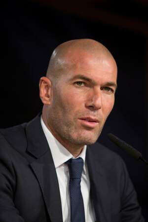 Repéré à 13 ans, Zinedine Zidane entre en centre de formation avant de connaître une carrière fulgurante