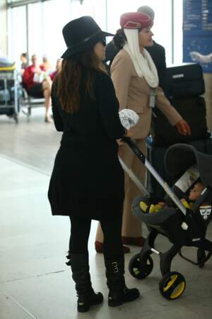 Eva Longoria en déplacement à Paris avec fils Santiago