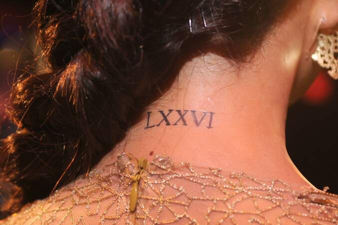 Tatouage chiffres romain - Selena Gomez a tatoué l'année de naissance de sa maman