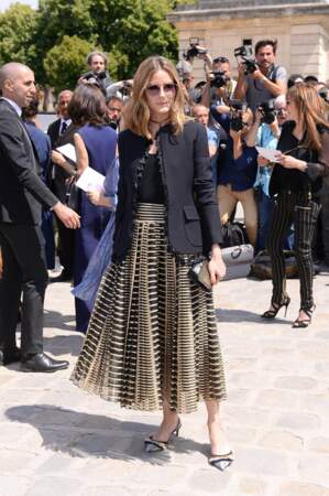 Olivia Palermo très élégante en jupe plissée longue et volumisante
