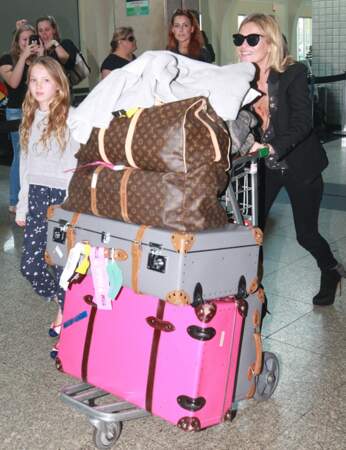 Kate Moss pousse ses bagages toute seule: c'est Moche !