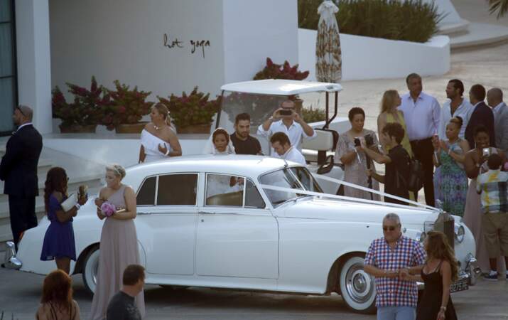 Eve arrive à son mariage dans une belle voiture blanche