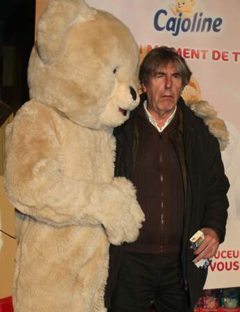 Bernard Ménez dans les bras d'un énorme ours en peluche