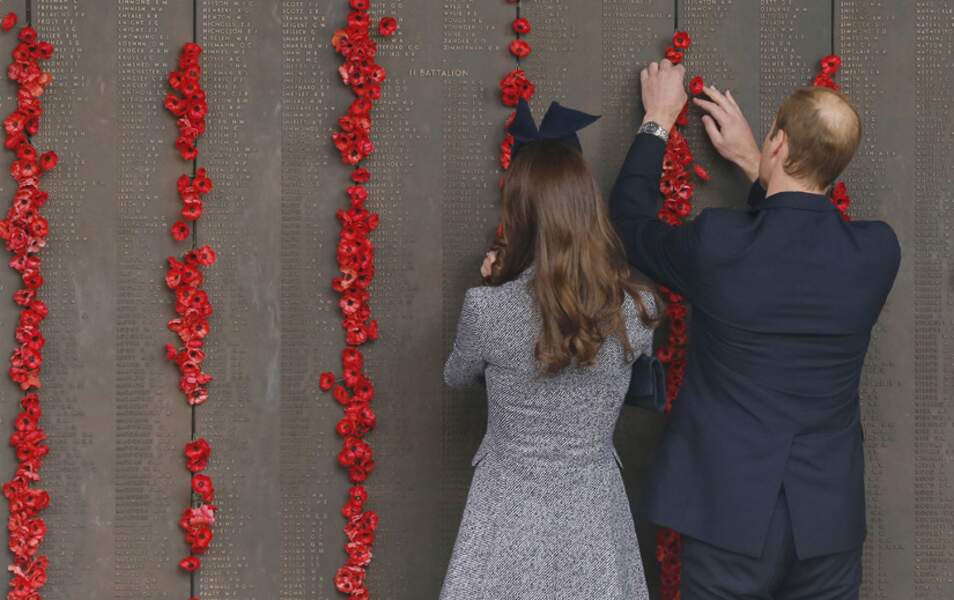 Kate et William placent un coquelicot sur le mur du souvenir de la Première Guerre Mondiale