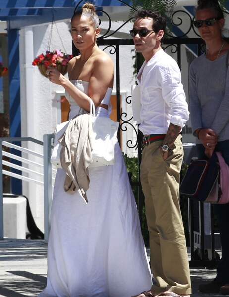 Jennifer Lopez, dans sa longue robe blanche, aurait presque des allures de jeune mariée