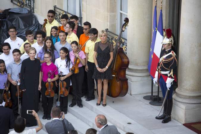 Brigitte Macron pose avec ENCORE d'autres jeunes musiciens
