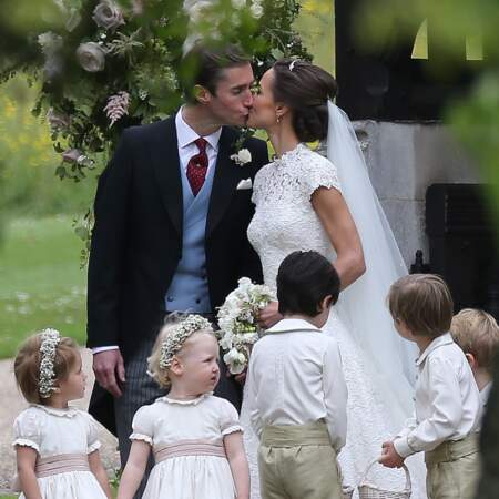 Mariage de Pippa Middleton : le prince george s'est glissé derrière la mariée pour jouer avec sa robe