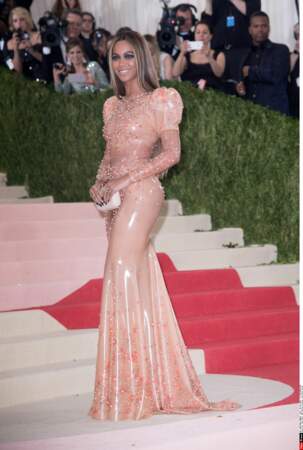Beyoncé en latex Givenchy et sans Jay Z !