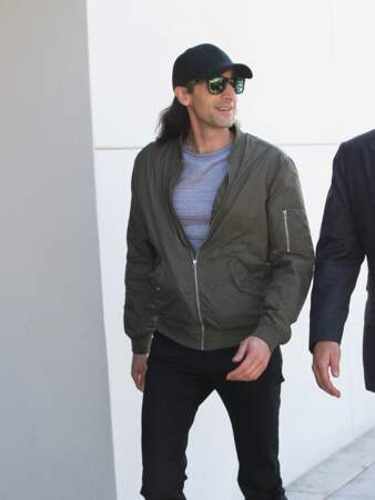 Casquette, bombers et cheveux longs, le nouvel Adrien Brody