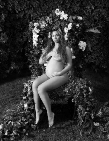 Beyoncé totalement nue, totalement enceinte, totalement en noir et blanc