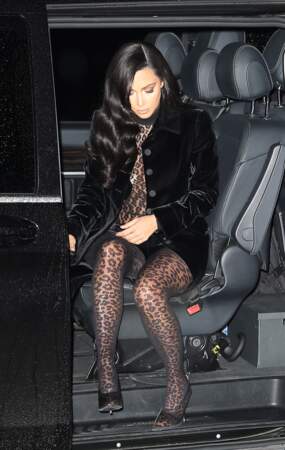 Kim Kardashian a osé le look sexy 100% léopard à Paris ce 6 mars