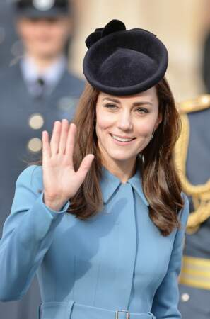 Coucou c'est moi Kate Middleton, je porte le chapeau comme personne ! Allez, salut