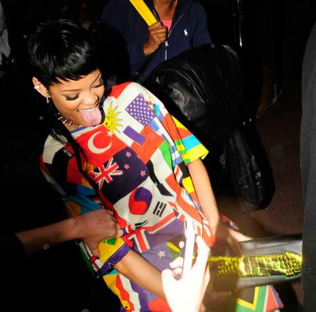 Photos: Rihanna s'amuse avec son garde du corps et un sac-zizi 