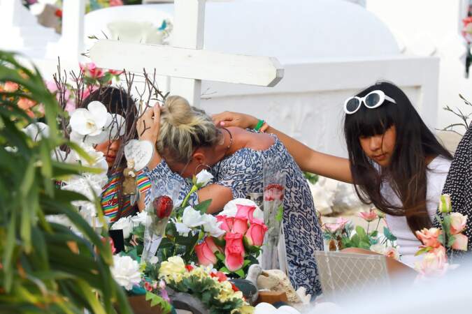 Laeticia Hallyday effondrée sur la tombe de Johnny avec Jade et Joy