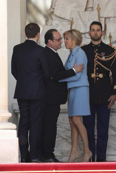 La première dame embrasse l'ancien président de la République
