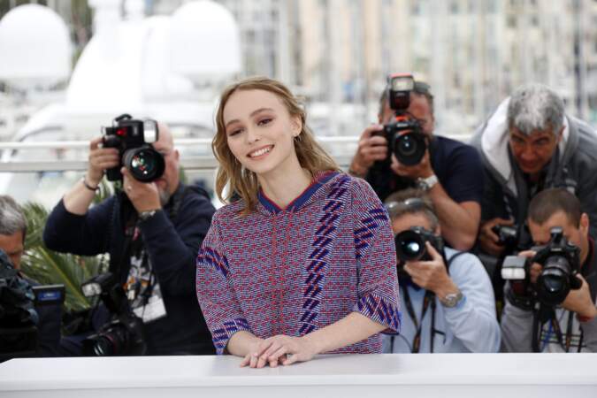 Cannes 2016: Lily-Rose Depp a accordé quelques sourires aux photographes.