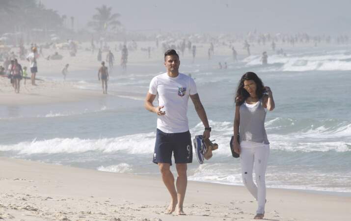 Olivier Giroud et son épouse Jennifer Giroud sur la plage de Barra da Tijuca