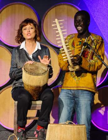 Elle tape sur des bambous et c'est numéro 1 (Susan Sarandon et Okello Sam)