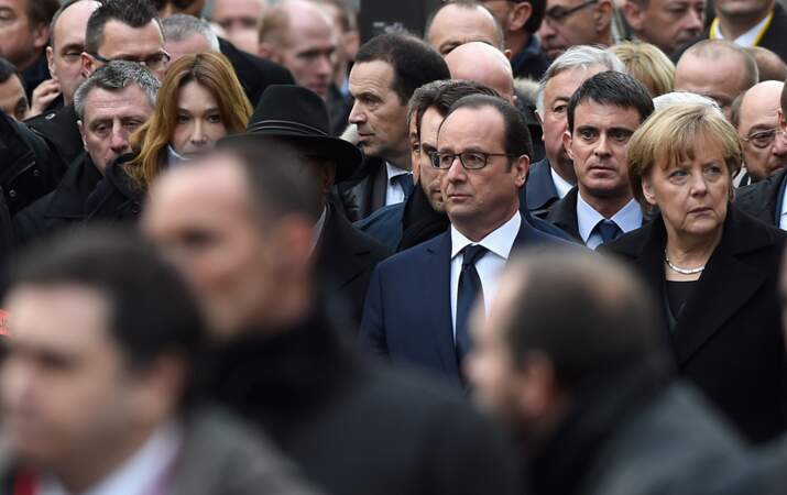 Près de François Hollande et des politiques, Carla Bruni