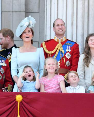 La princesse Charlotte auprès de ses parents Kate Middleton et le prince William