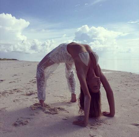 Toutes fans de yoga, version sexy - Miranda Kerr fait très bien le petit pont