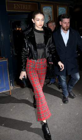 Gigi Hadid est tout sauf tart(an) avec son pantalon écossais