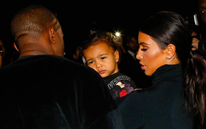 Kim, Kanye on peut vous affirmer que cette enfant n’est pas contente d’être là.