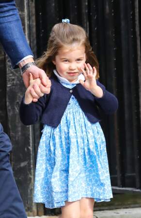 La princesse Charlotte a déjà prouvé qu'elle maîtrisait à la perfection le salut royal ! 