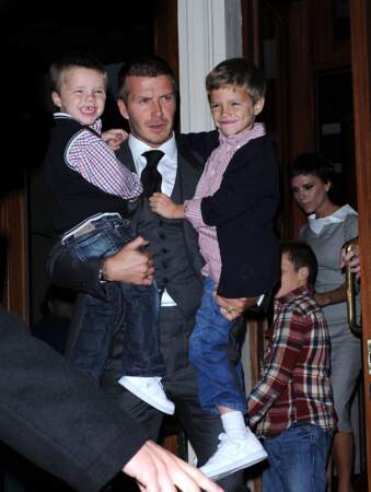 Romeo et Cruz Beckham dans les bras de leur père en 2008