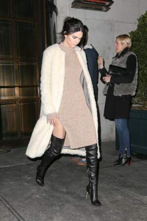 Kendall Jenner en manteau fluffy