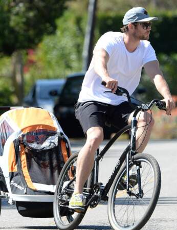 Ecolo, Chris Hemsworth se rend à la plage en vélo