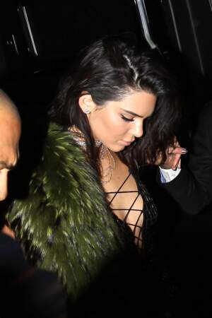 Anniversaire de Kendall Jenner : ah oui on avait oublié le laçage sur la poitrine. Toujours une valeur sûre...