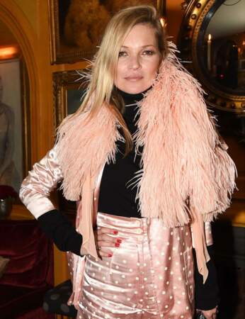 Kate Moss arrive à la soirée L'annabel dans une ensemble en soie rose à pois. Son pyjama peut-être ?