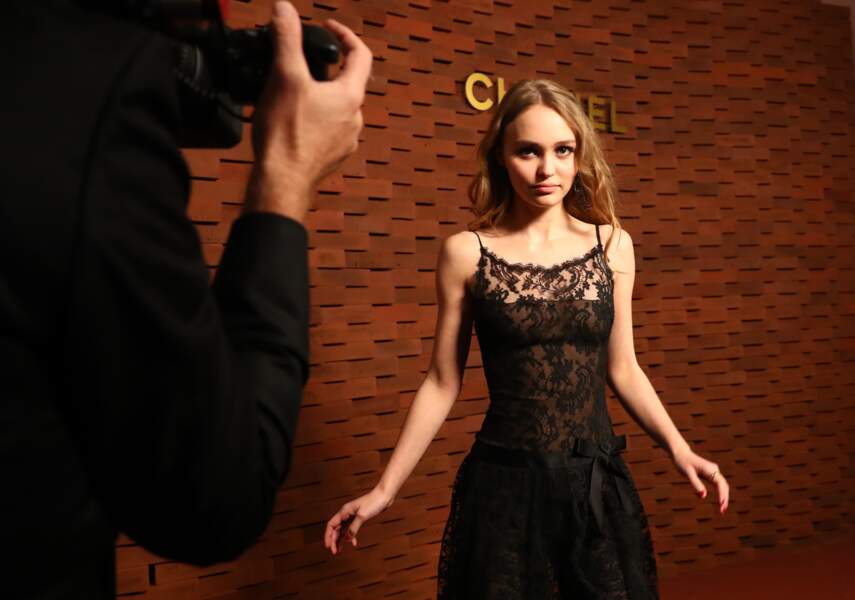 Lily Rose Depp Trahie Par Les Flashs Elle D Voile Ses T Tons Lors D Un D Fil Chanel Voici