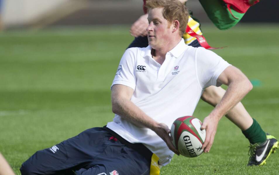 Le prince Harry affronte des écoliers au rugby