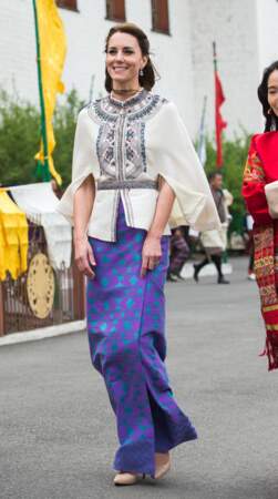 Pour le 5ème jour : robe traditionnelle bhoutanaise estimée à 1 300 € et une cape Paul & Joe estimée à 427 €