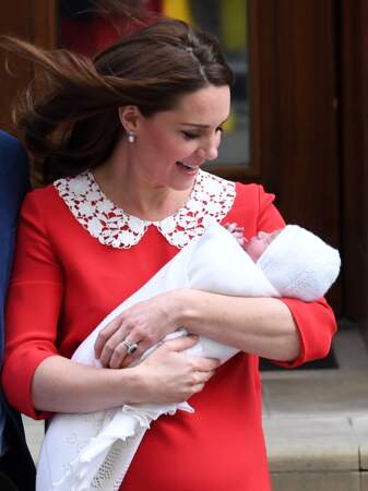Kate Middleton en admiration devant son petit bout.