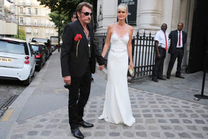 Le rockeur et sa femme Laeticia habillés comme pour un remake du jour de leur mariage