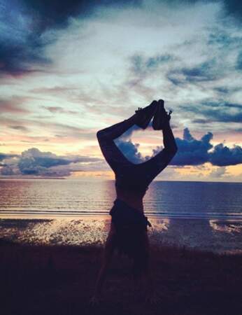 Laury Thilleman fait du yoga sur la plage