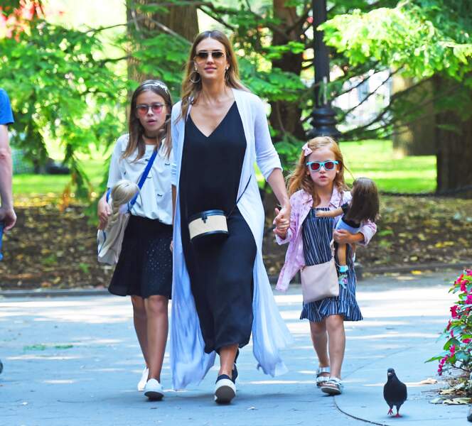 Jessica Alba enceinte avec ses filles à New York