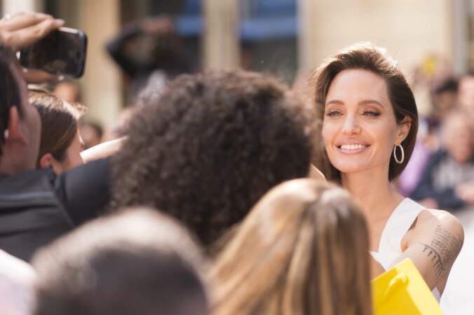 Tout sourire, Angelina Jolie se prête volontiers au jeu des photos et des autographes avec ses fans