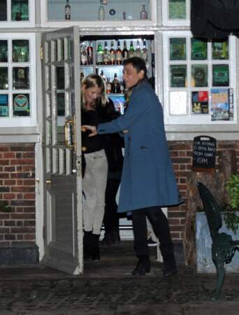 Kate Moss fête ses 39 ans au pub avec Jamie Hince