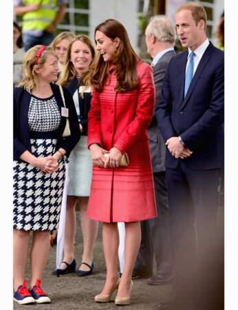 Sobrement élégante, Kate porte un manteau rouge rayé Jonathan Saunders, une robe de la marque Goat...