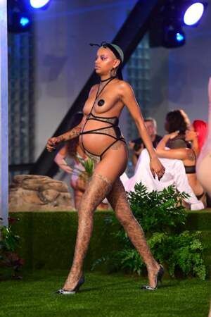 Défilé Lingerie de Rihanna Savage x Fenty : la top Slick Wood, muse de Rihanna, défile enceinte
