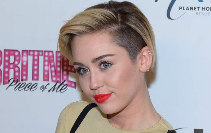 ...Miley Cyrus nous a encore proposé un look dont elle seule à le secret ! 