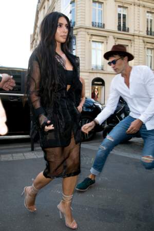 Vitalii Sediuk prêt à bondir sur Kim Kardashian, présente à Paris pour la Fashion Week, hier soir avenue Montaigne