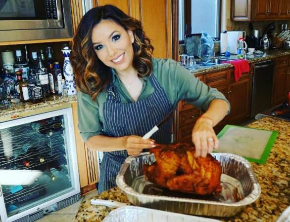 Eva Longoria s'active aux fourneaux pour Thanksgiving 