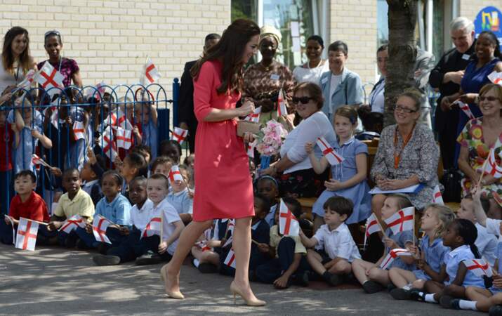 Kate Middleton entourée de drapeaux anglais