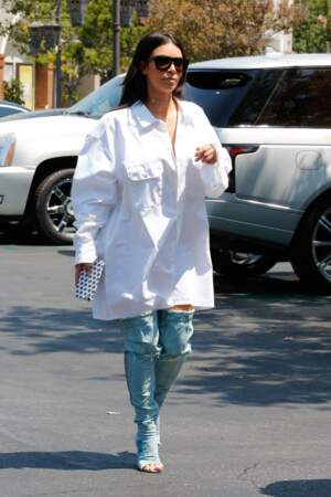 Kim Kardashian avec des cuissardes open-toe EN JEAN. Je répète, des cuissardes EN JEAN.